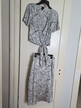 Worthington White and Black Patterned Top